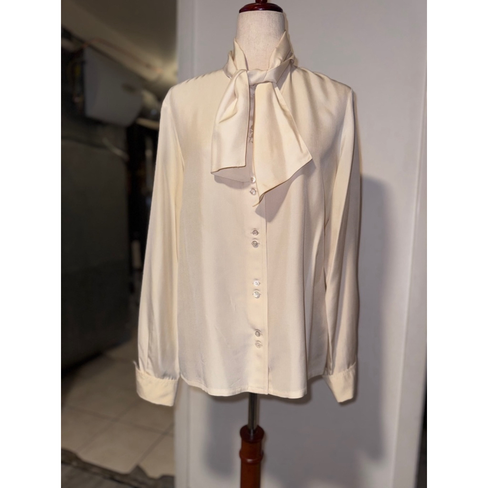 Long sleeve blouse cream colored 100% silk. To fit bust 38 inches. Yeager London - Picture 4 of 14